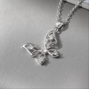 گردنبند ظریف طرح پروانه سفید کد XL176