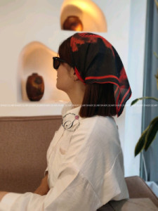 دستمالسر نخی مشکی قرمز ابر و بادی طرح نخل قواره 45 برند شیدی-118021