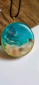 گردنبند یا اویز رزینی دوطرفه طرح دریا و قاصدک شبتاب
