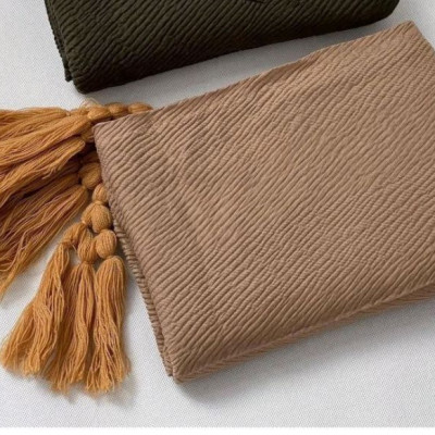 شال پلیسه منگوله کاموایی وارداتی برند ساچلی در رنگ بندی