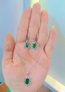 نیم ست نقره زنانه طرح گل زمردی با آبکاری طلا سفید