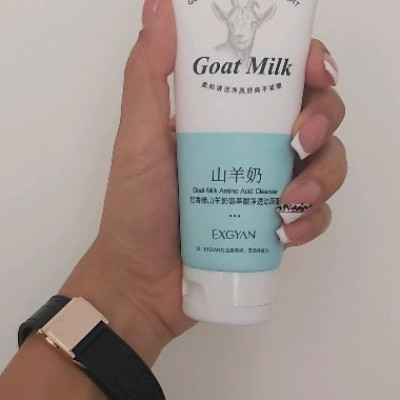 فوم شستشوی صورت شیر بز