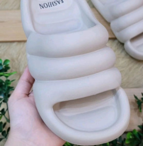 دمپایی پفکی 37 تا 40 ضدلغزش شیری-119349