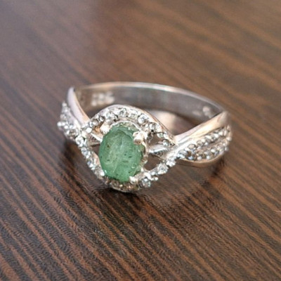 انگشتر نقره زنانه نگین زمرد اصل و آبکاری رودیوم آقابزرگ