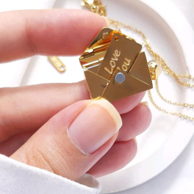 گردنبند پاکت نامه همراه با زنجیر و جعبه مقوایی