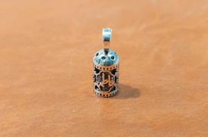 تو گردنی و آویز نقره