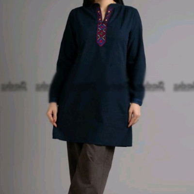 مانتو الیاف طبیعی نخی مدل سیمین با گلدوزی رنگ خردلی، طوسی و سرمه ای