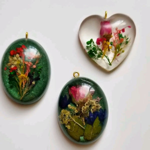 گردنبند یا رومانتویی رزینی کار شده با گل طبیعی