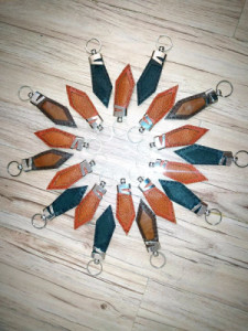 جاسوئیچی چرم طبیعی با سرکلیدی طرح لبخند خارجی