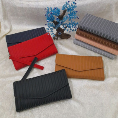 کیف پول زنانه طرح کیهانی با بند دستی دور مچ